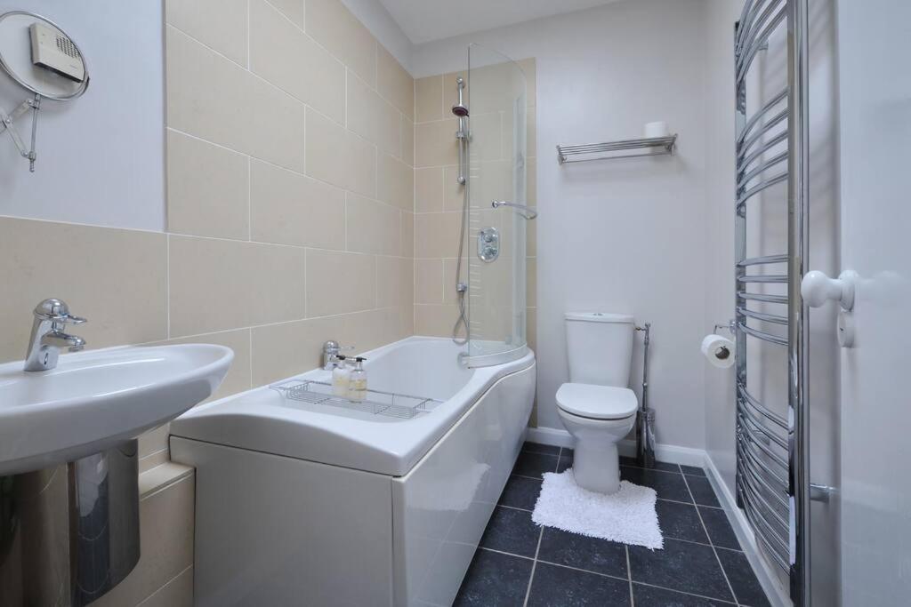 Spacious Apartment Central บาธ ภายนอก รูปภาพ